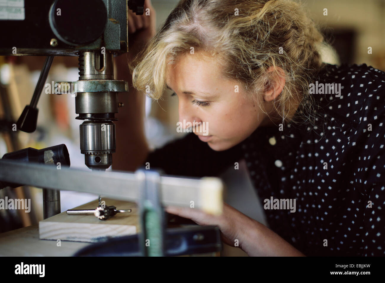 Giovani craftswoman componente di perforazione in organo a canne workshop Foto Stock