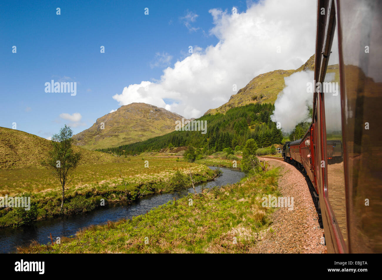 La vista di un treno a vapore del West Highland Line al paesaggio collinare della western Highlands scozzesi, Regno Unito, Scozia, Argyll Foto Stock