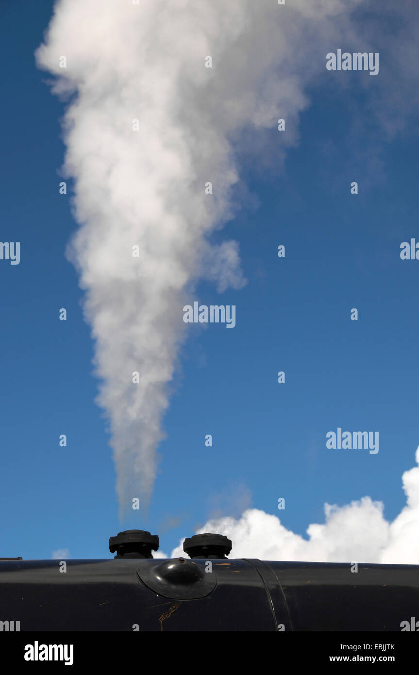 Nuvola di fumo dall'imbuto di una locomotiva a vapore di fronte a un cielo blu, Regno Unito, Scozia Foto Stock