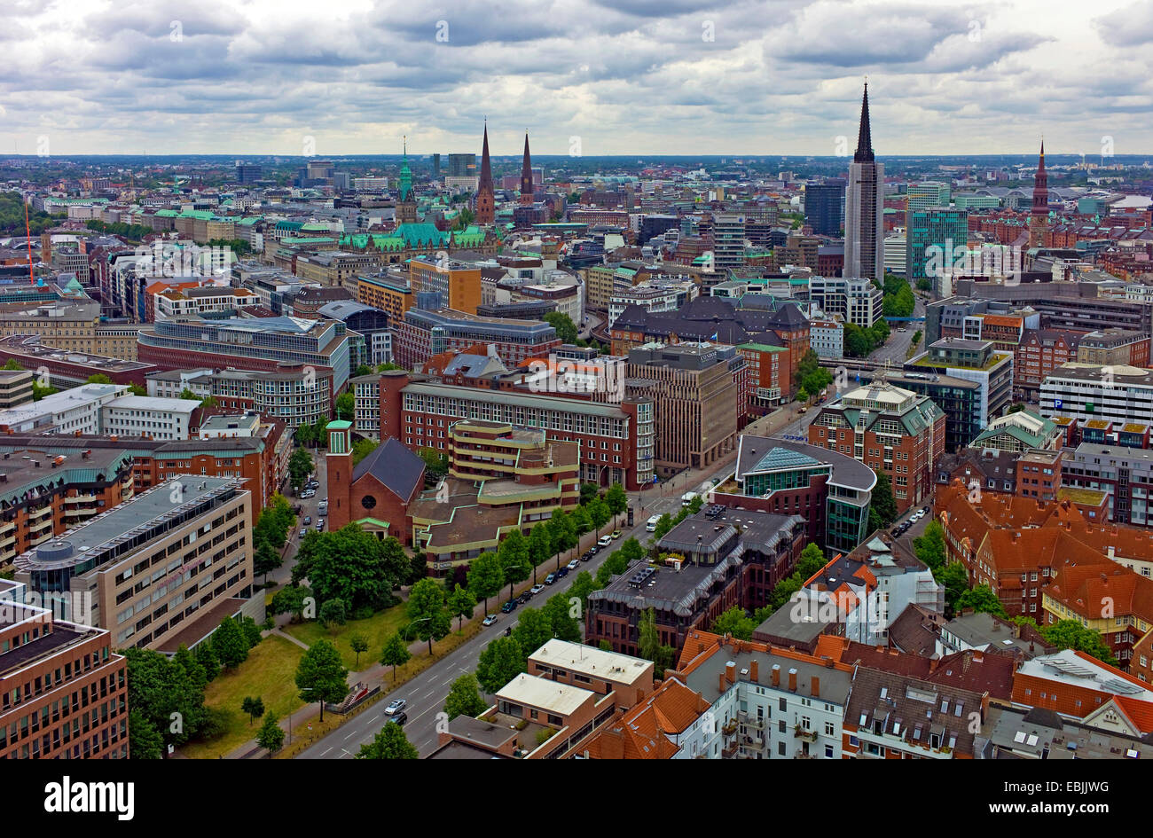 Vista panoramica dalla chiesa di San Michele a mare di case del centro con la Chiesa di Nicolai, Germania Amburgo Foto Stock