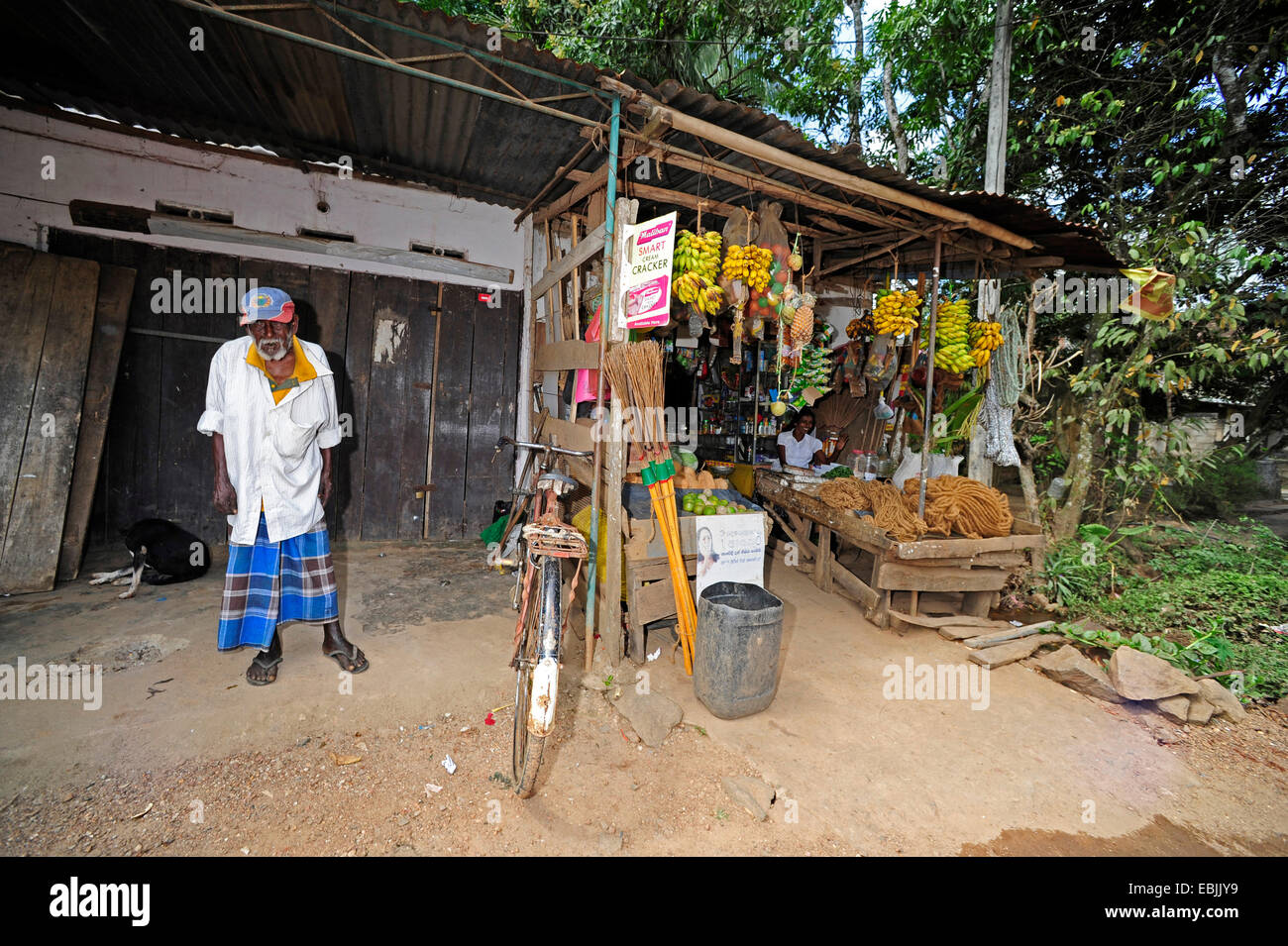 Supporto di mercato con un uomo vecchio, Sri Lanka Foto Stock