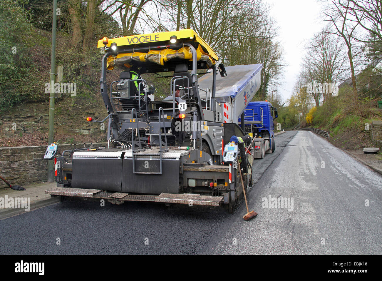 La costruzione di strade macchina per bituminisation, Germania, NRW, la zona della Ruhr, Essen Foto Stock