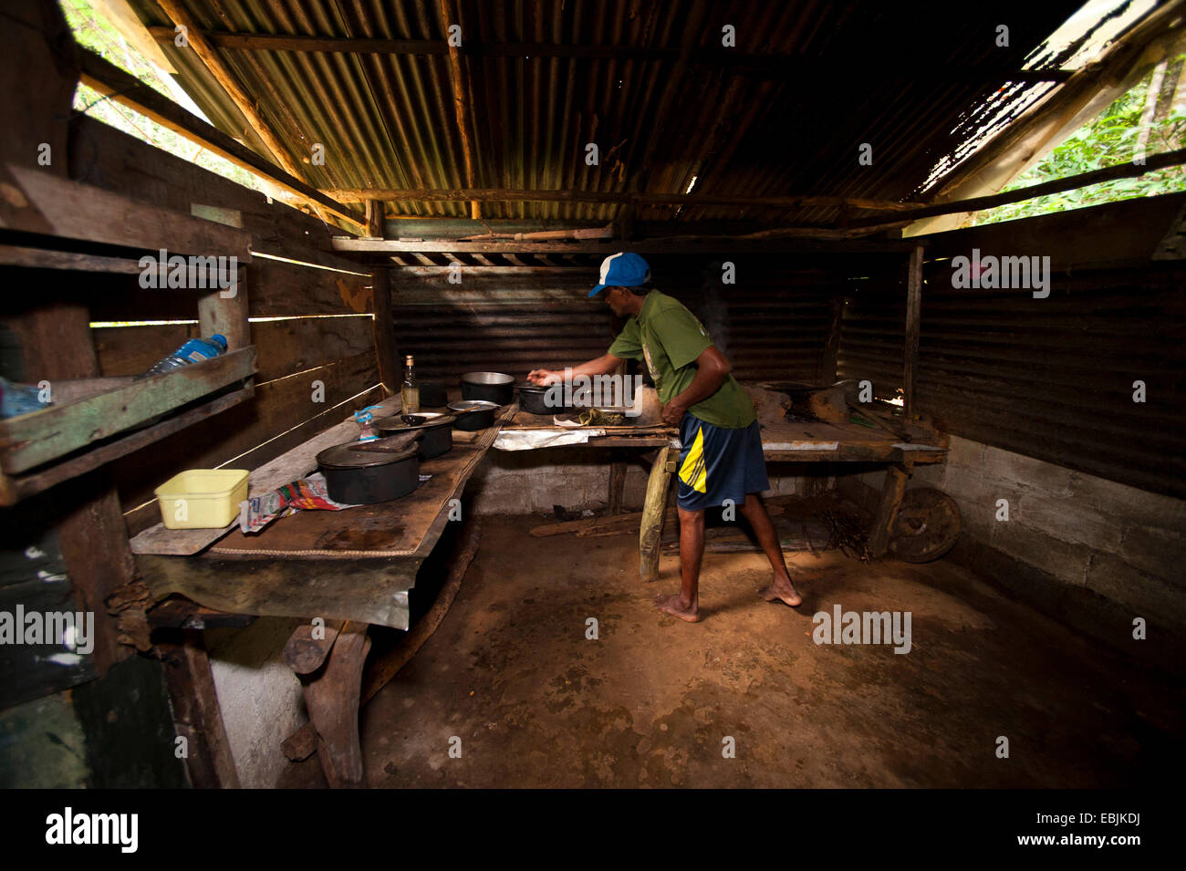 L'uomo la cottura in cucina, Sri Lanka, Sinharaja Forest National Park Foto Stock