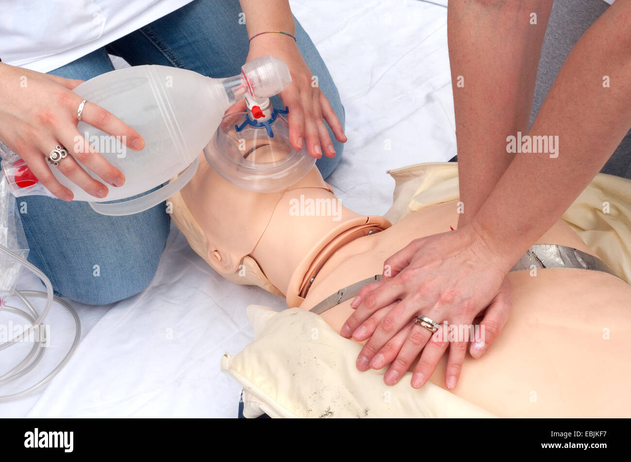 Paramedic dimostra rianimazione sul paziente fittizio manichino simulato Foto Stock