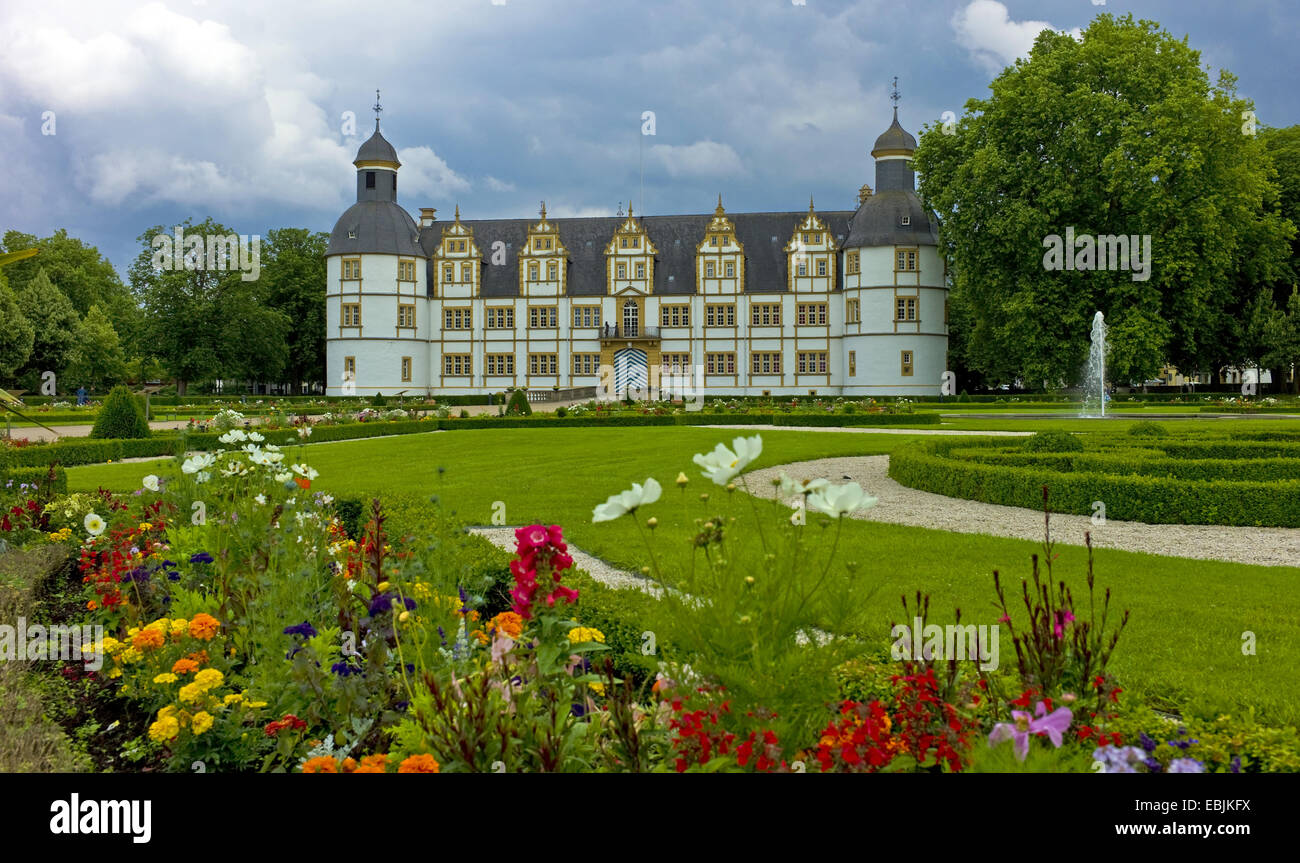 Il castello Neuhaus francese con giardino formale , in Germania, in Renania settentrionale-Vestfalia, Paderborn Foto Stock