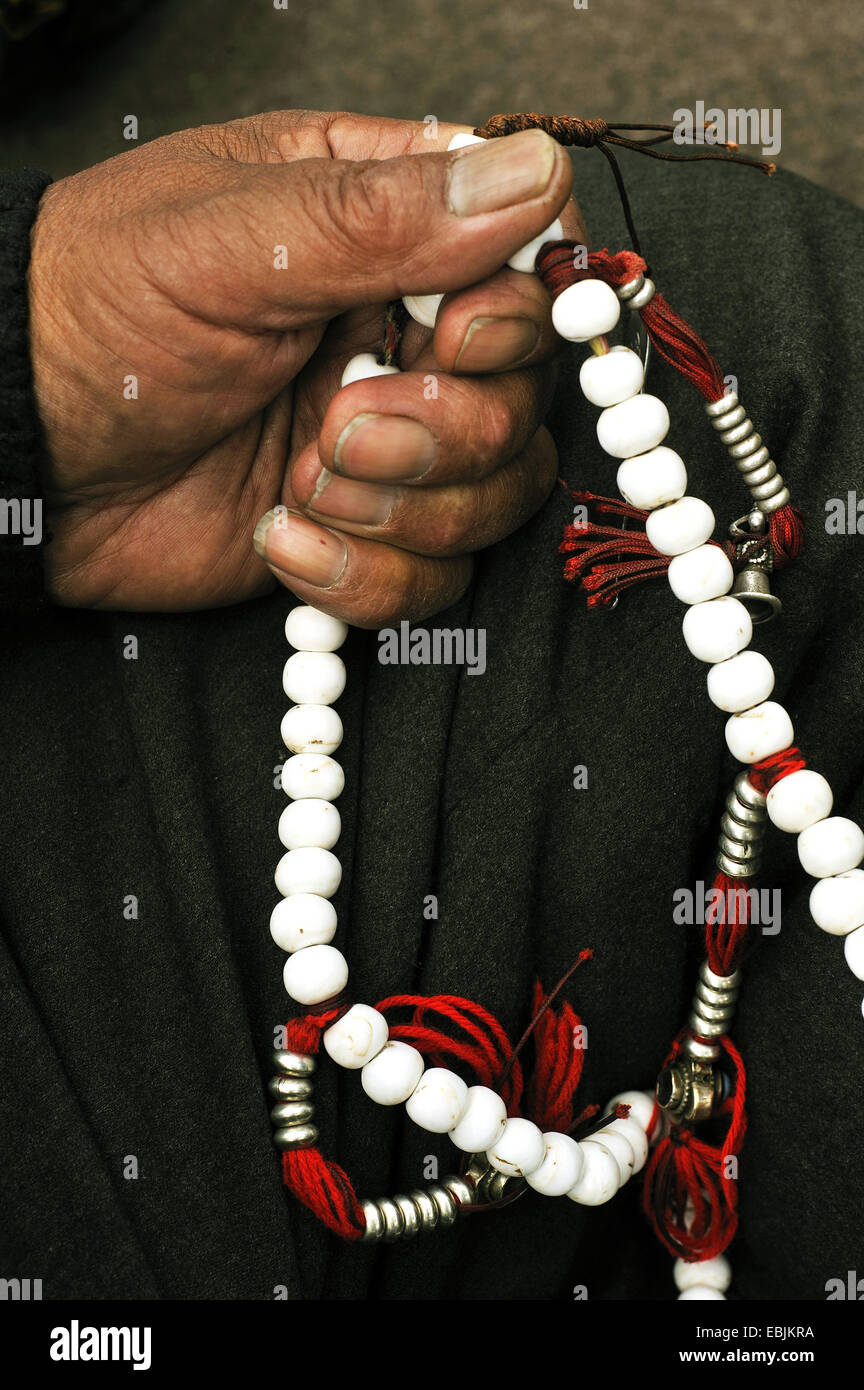 Una mala, la preghiera buddista cordone in una vecchia persona la mano all'Annapurna Himal, Nepal, Annapurna Foto Stock