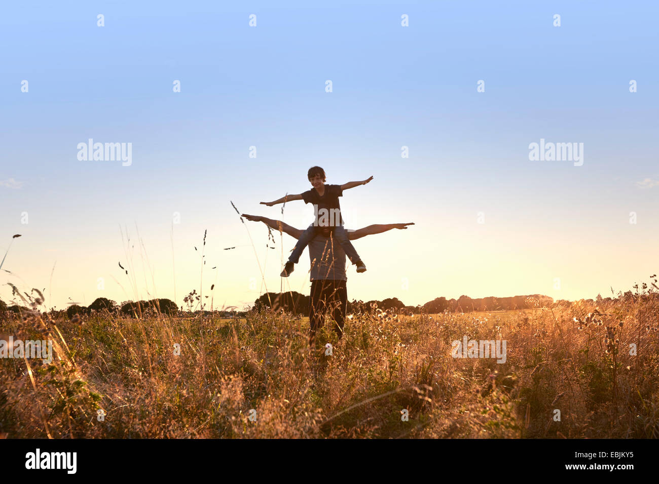 Padre e figlio a passeggiare nel parco Foto Stock