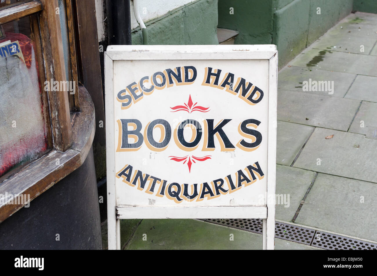 Segno di seconda mano e antiquario libri al di fuori di un negozio nel Herefordshire città di Ross-on-Wye Foto Stock