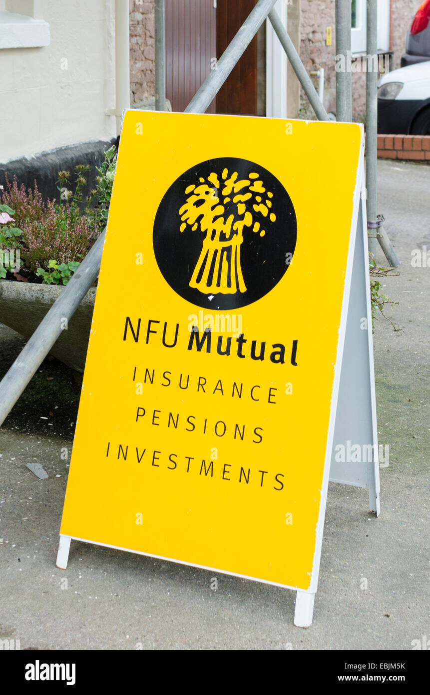 Giallo luminoso segno pubblicità NFU Mutual Insurance, le pensioni e gli investimenti dei servizi Foto Stock