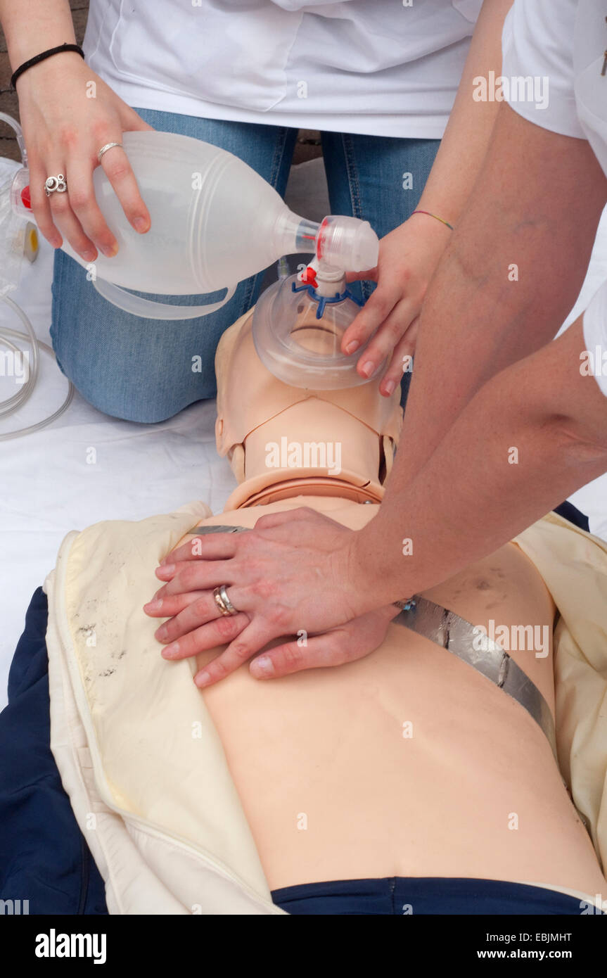 Paramedic dimostra rianimazione sul paziente fittizio manichino simulato Foto Stock