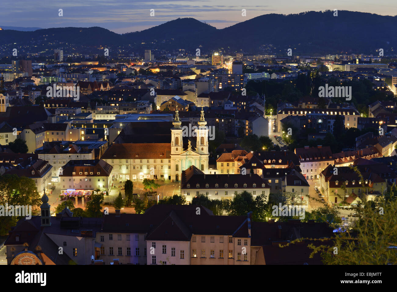 Ogni notte vista sui tetti della città con la Mariahilfkirche illuminato, Austria, la Stiria, Graz Foto Stock