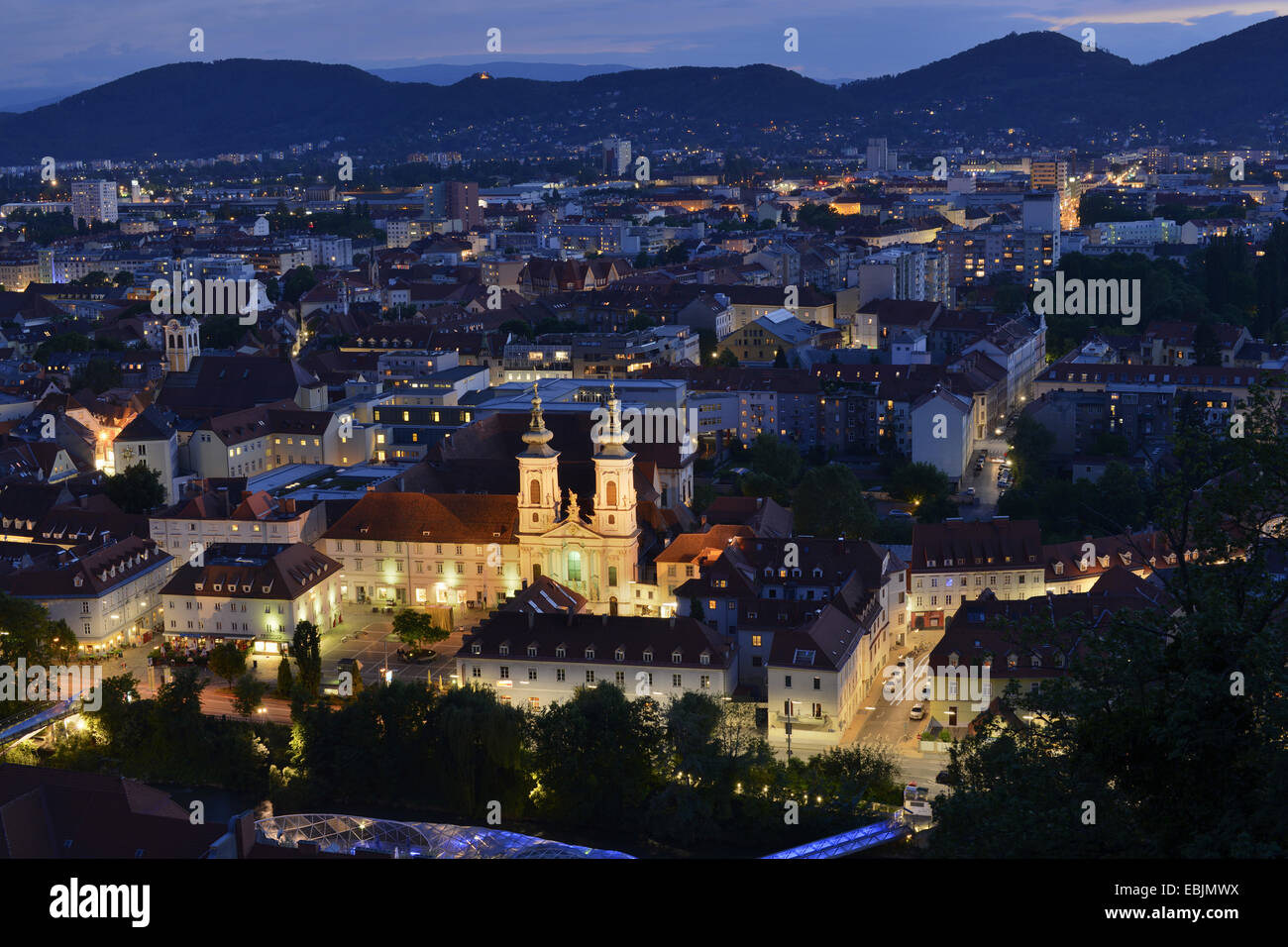 Ogni notte vista sui tetti della città con la Mariahilfkirche illuminato, Austria, la Stiria, Graz Foto Stock