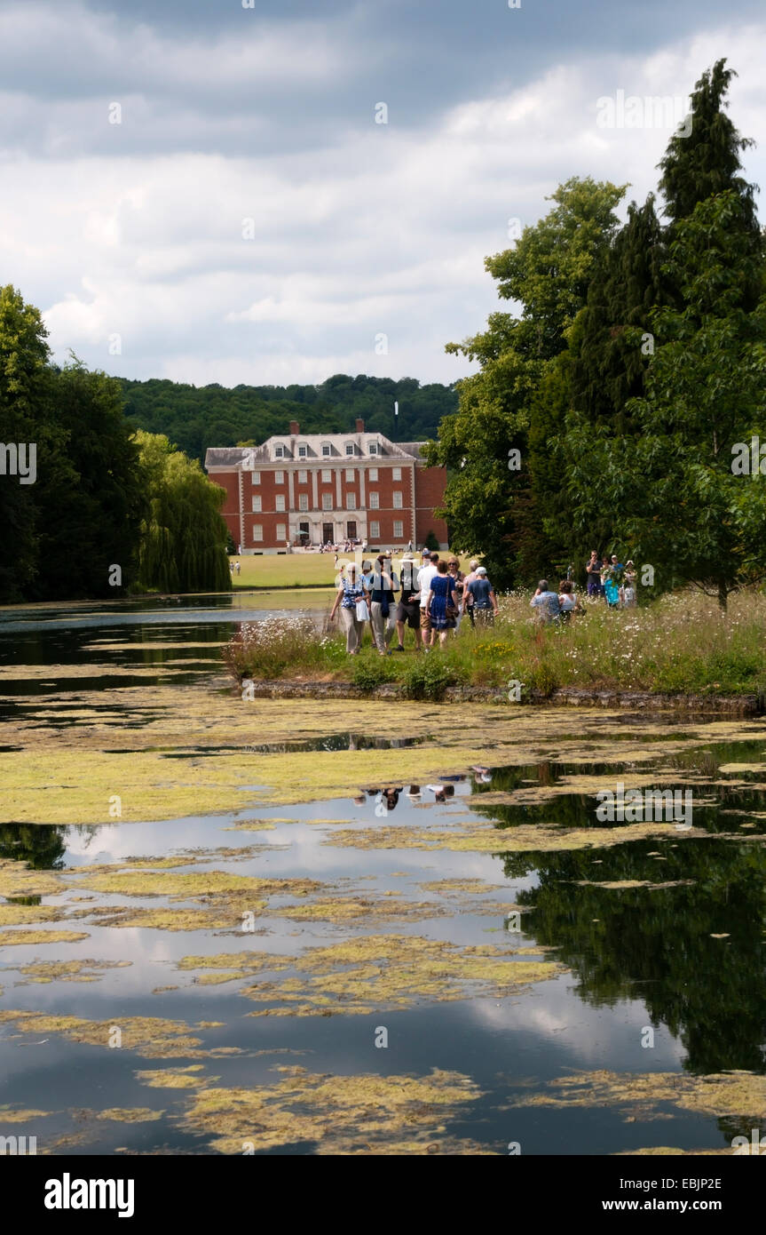 I visitatori di Chevening House nel Kent. Punto di vista Keyhole caratteristica visibile nel bosco dietro casa. Foto Stock