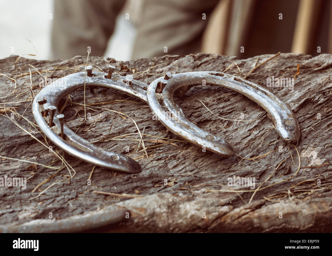 In prossimità di due indossare scarpe di cavalli su legno Foto Stock