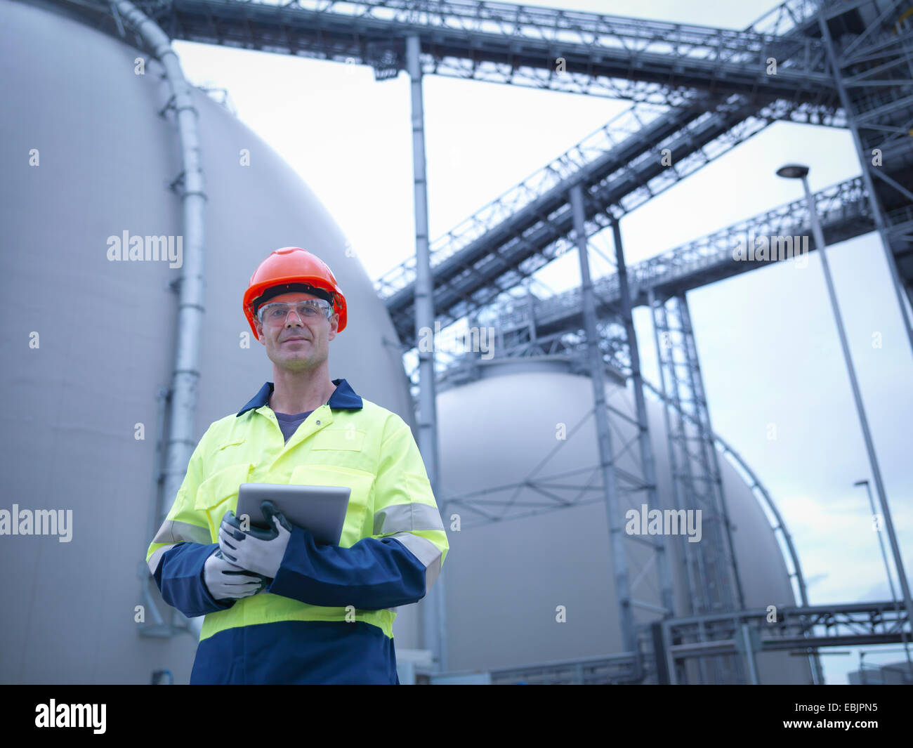 Ritratto di lavoratore azienda digitale compressa a impianto di biomassa Foto Stock