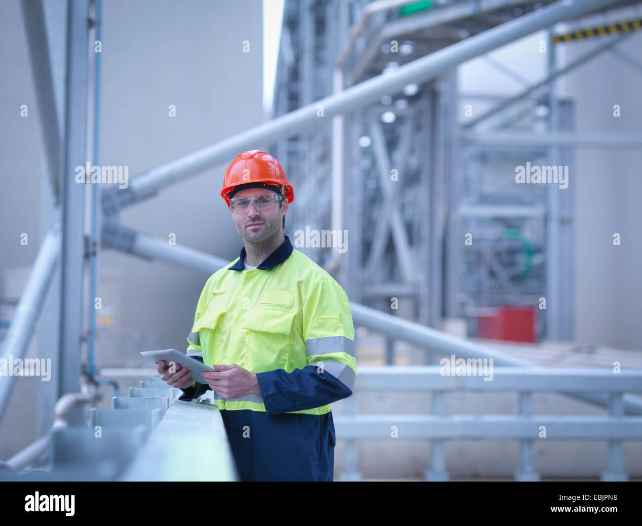 Ritratto di lavoratore azienda digitale compressa a impianto di biomassa Foto Stock