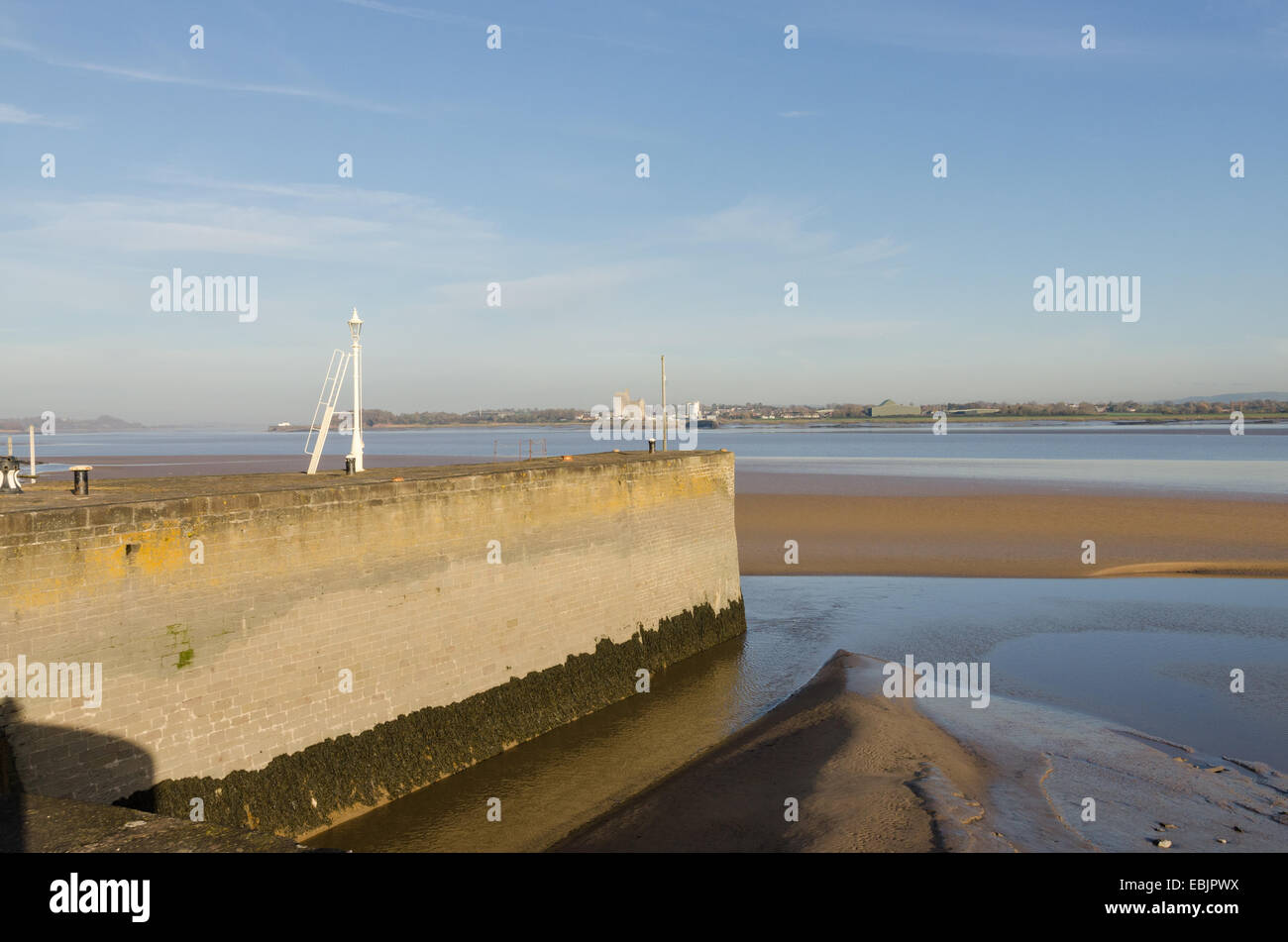 Parete di porto a Lydney Harbour sulla riva occidentale del fiume Severn in Gloucestershire Foto Stock