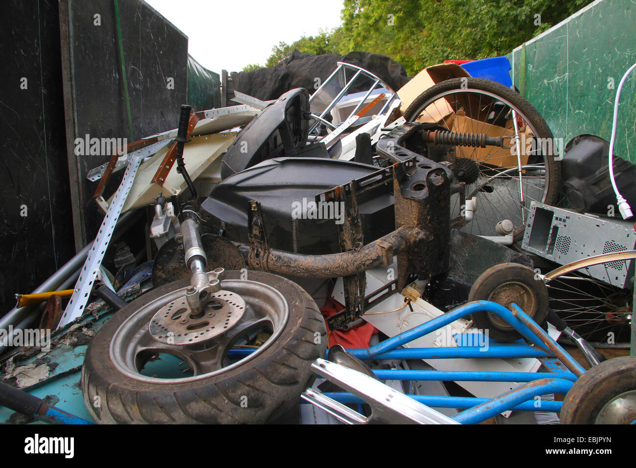 Metallo di scarto raccolto da un metallo di scarto merchant, Germania Foto Stock