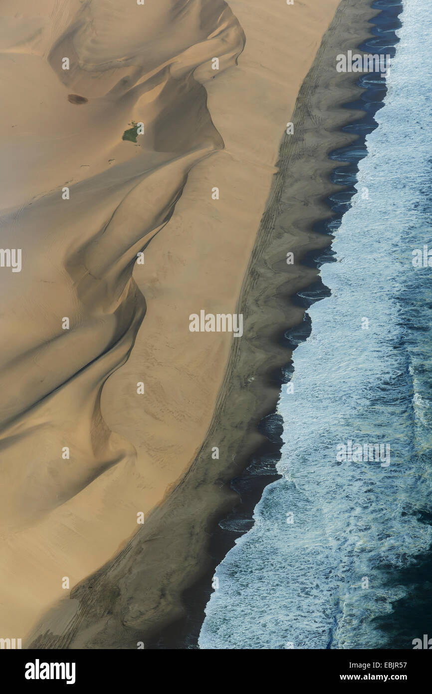 Vista aerea del litorale e dune, Namib Desert, Namibia Foto Stock
