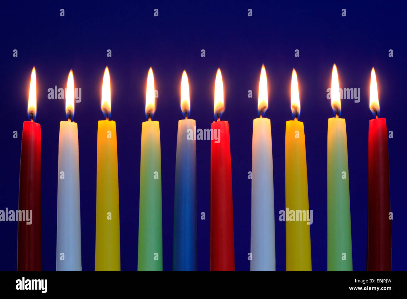 La masterizzazione di candele colorate in una riga Foto Stock