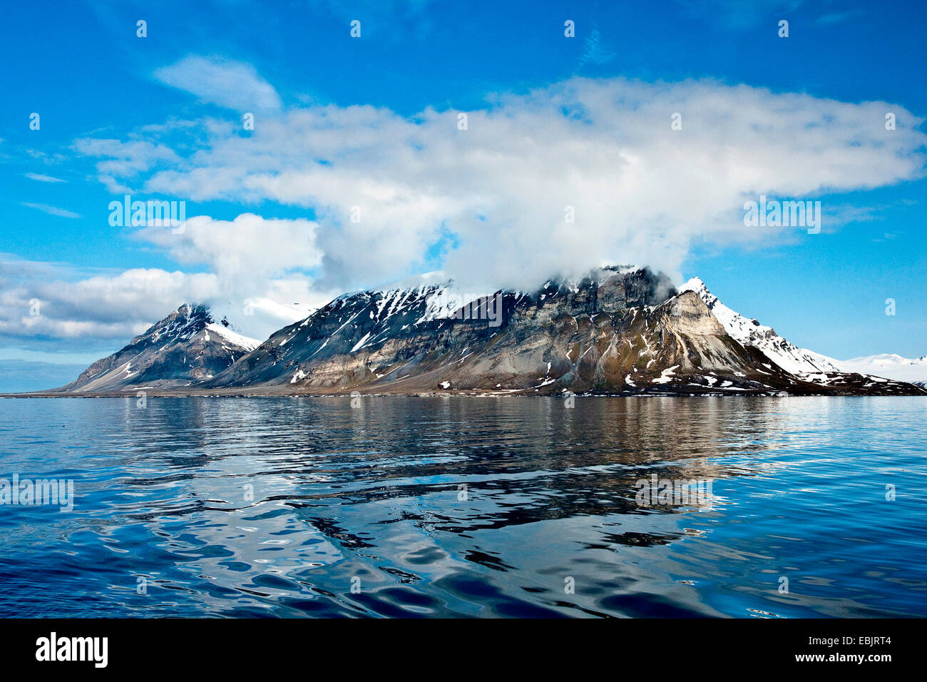 Isola rocciosa di Spitsbergen, Norvegia Isole Svalbard Foto Stock