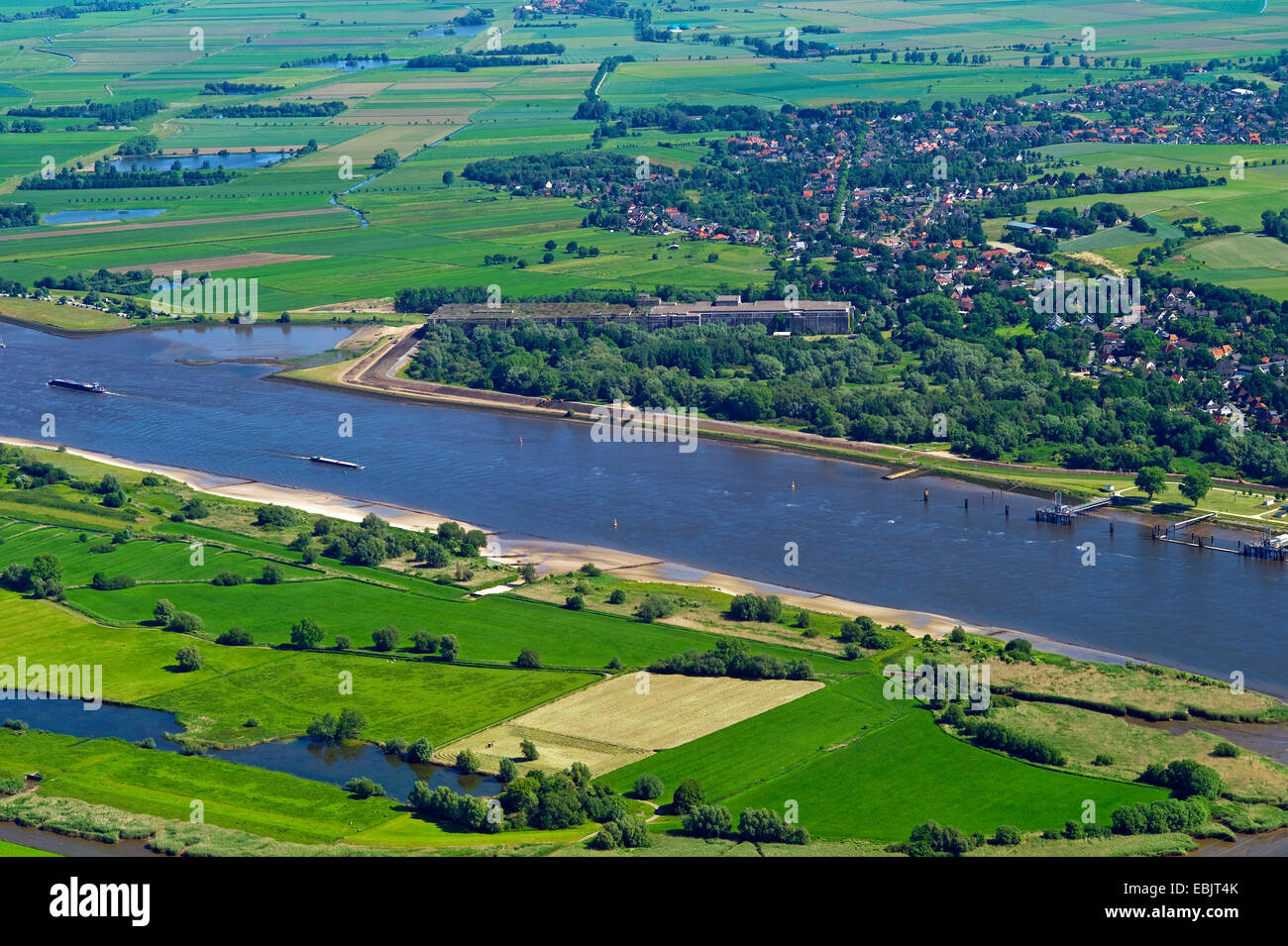 Vista sul fiume Weser e Valentin penne sottomarino, Germania, Rekrum, Brema Foto Stock