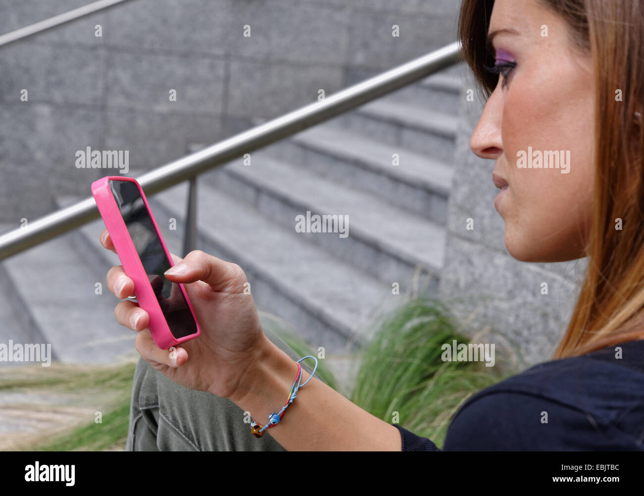 Giovane donna utilizzando il telefono cellulare Foto Stock