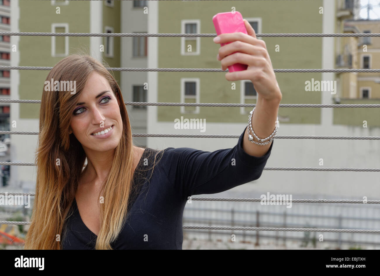 Giovane donna prendendo autoritratto utilizza lo smartphone Foto Stock