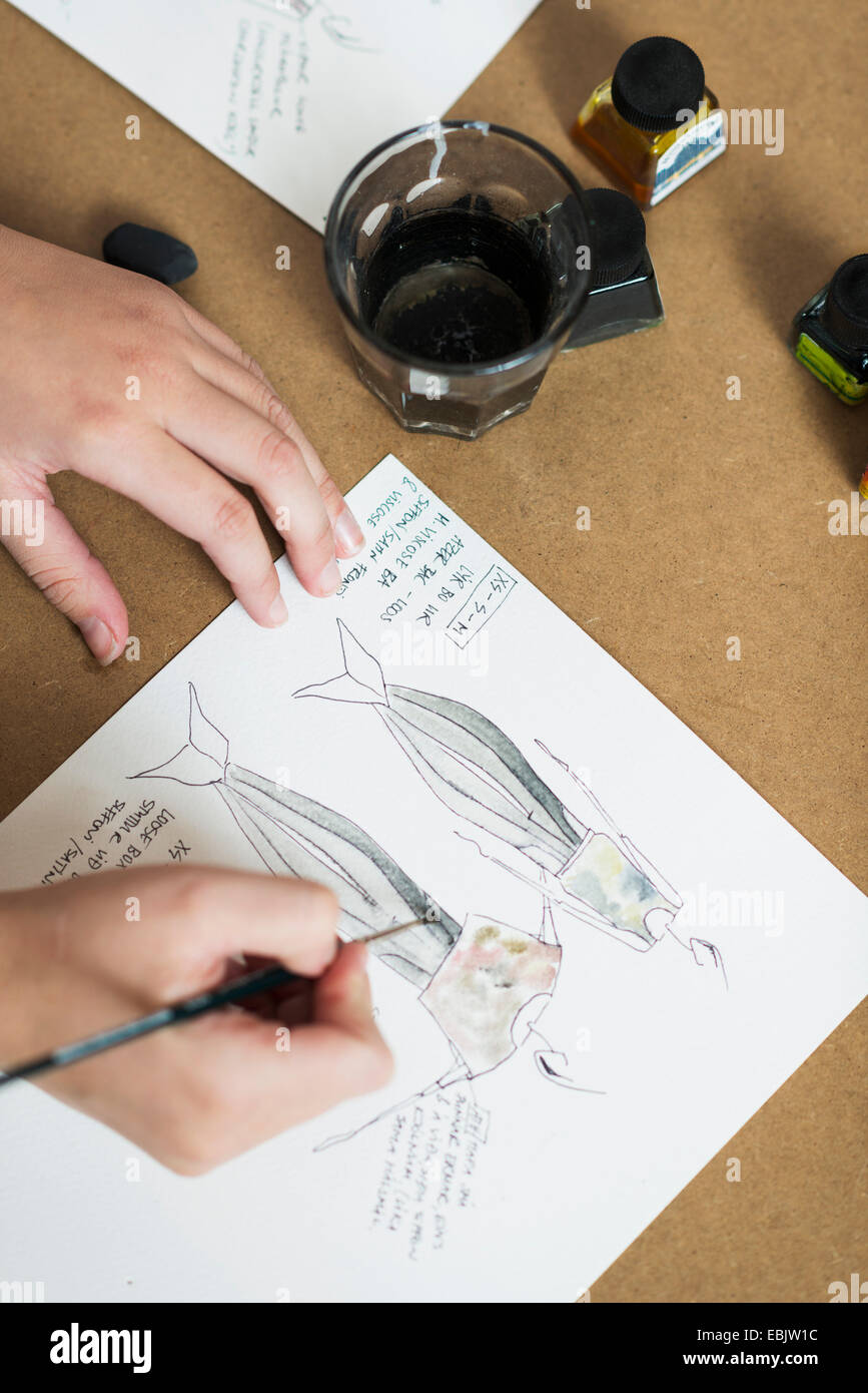 Giovani womans mani di pittura design di moda sul tavolo di lavoro Foto Stock
