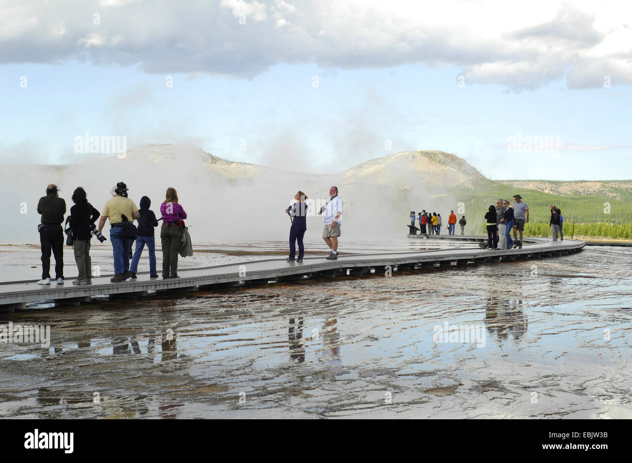 I turisti in una passerella di scattare le foto di sorgenti calde a Yellowstone Nationalpark, USA, Wyoming, il Parco Nazionale di Yellowstone Foto Stock