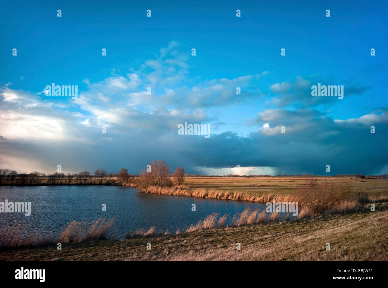 Il maltempo parte anteriore sopra al laghetto e foreshore della diga , Germania, Bassa Sassonia, Osterholz Foto Stock