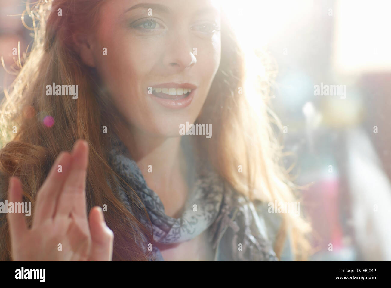 Giovane donna cercando in vetrina Foto Stock