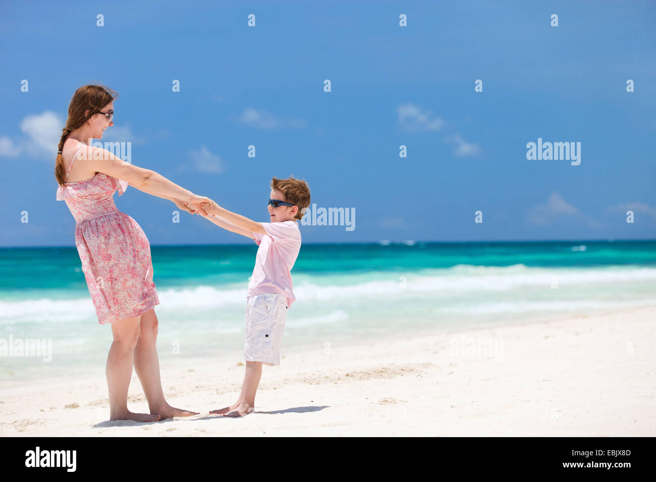 Madre e figlio avente il divertimento a una spiaggia da sogno, Messico Foto Stock
