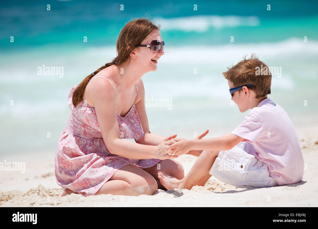 Madre e figlio avente il divertimento a una spiaggia da sogno, Messico Foto Stock