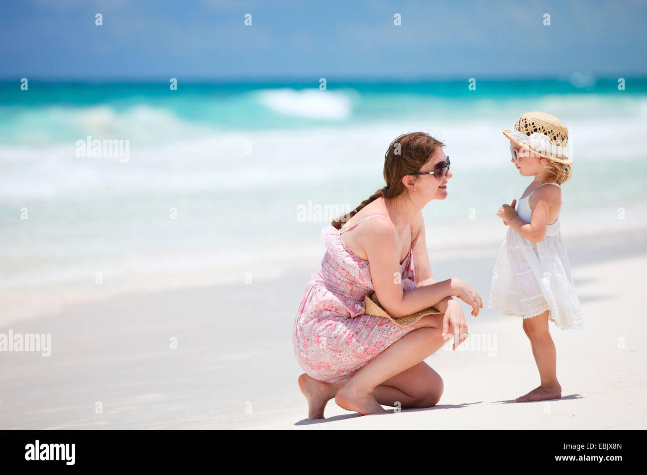 Sua madre e la sua piccola figlia sulla spiaggia tropicale, Messico Foto Stock