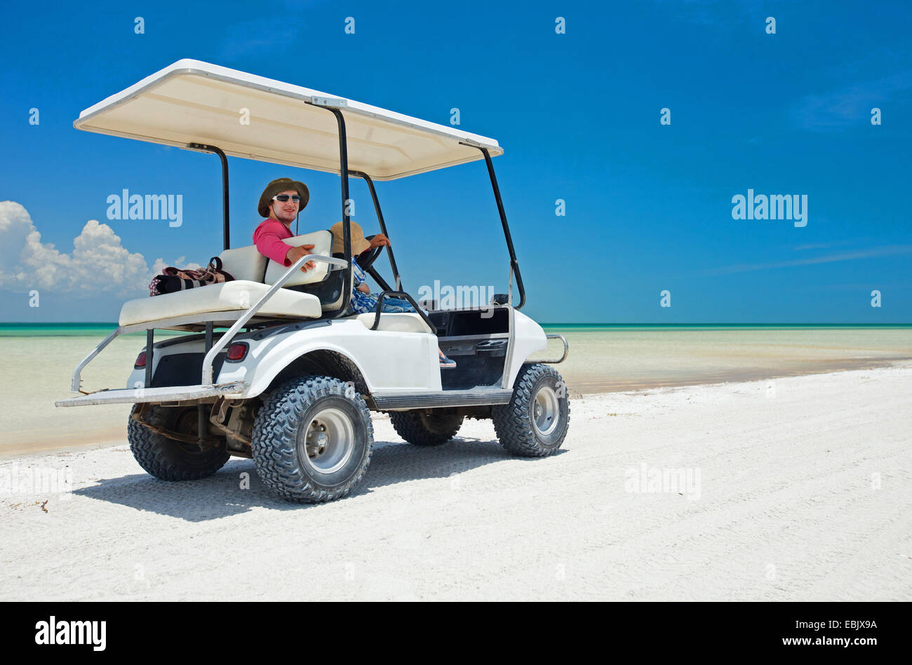 Carrello da golf sulla spiaggia sabbiosa, Messico Foto Stock