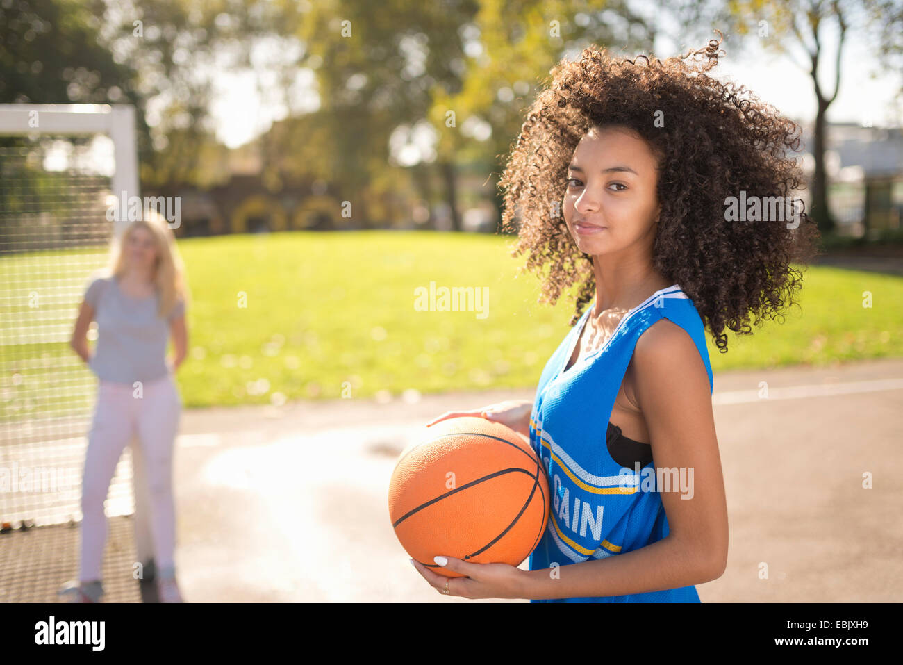 Ritratto di giovane donna tenendo la pallacanestro Foto Stock