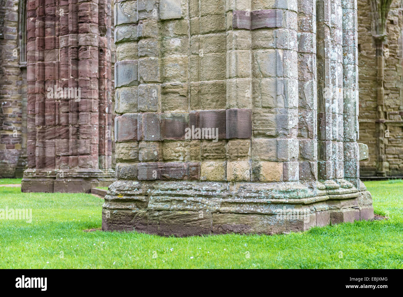 Le colonne a Tintern Abbey Church, prima fondazione cistercense in Galles, risalente al a.d. 1131 Foto Stock