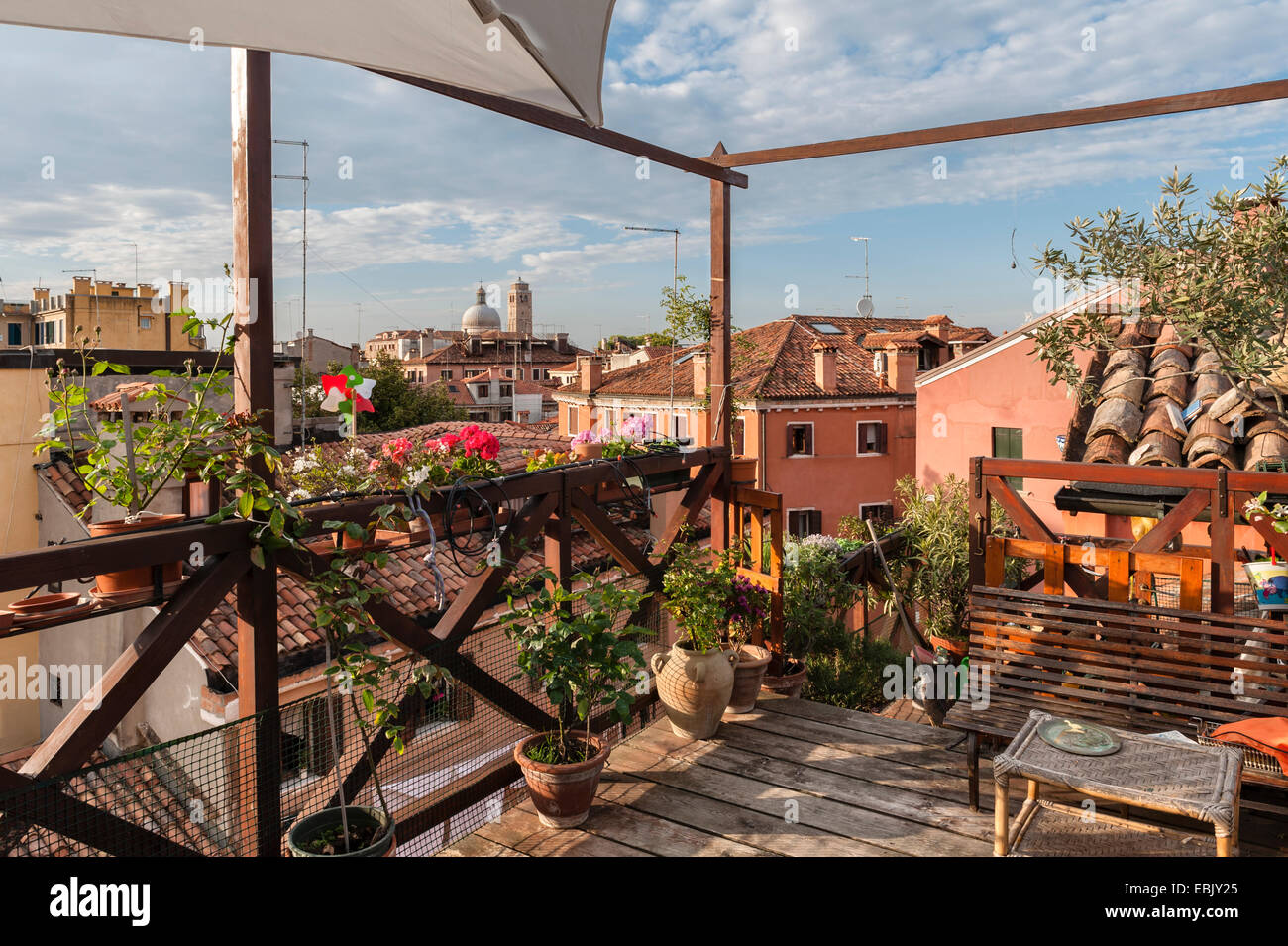 Terrazza sul tetto altana immagini e fotografie stock ad alta risoluzione -  Alamy