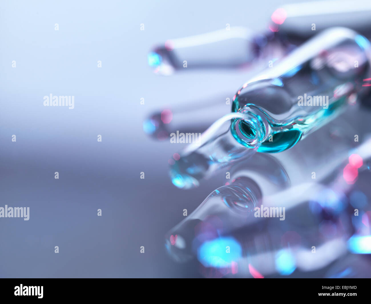 Le fiale di farmaco seduta nel vassoio in attesa di iniezione Foto Stock