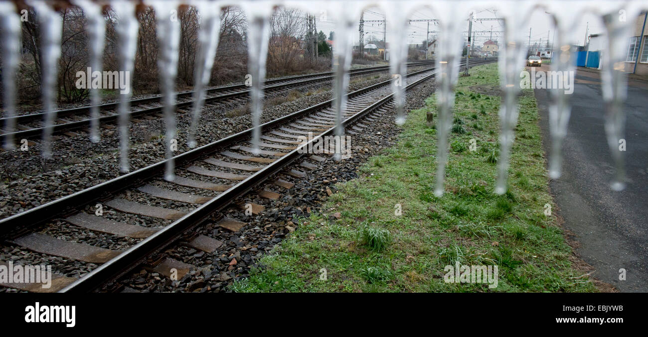 Ghiaccioli appendere i treni soggiorno presso la stazione ferroviaria di Lysa nad Labem, Boemia centrale, Martedì, Dicembre 2, 2014. Il trasporto in treno alla periferia di Praga è stato paralizzato come black ice sta minacciando in quasi tutta la Repubblica ceca. (CTK foto/Vit Simanek) Foto Stock