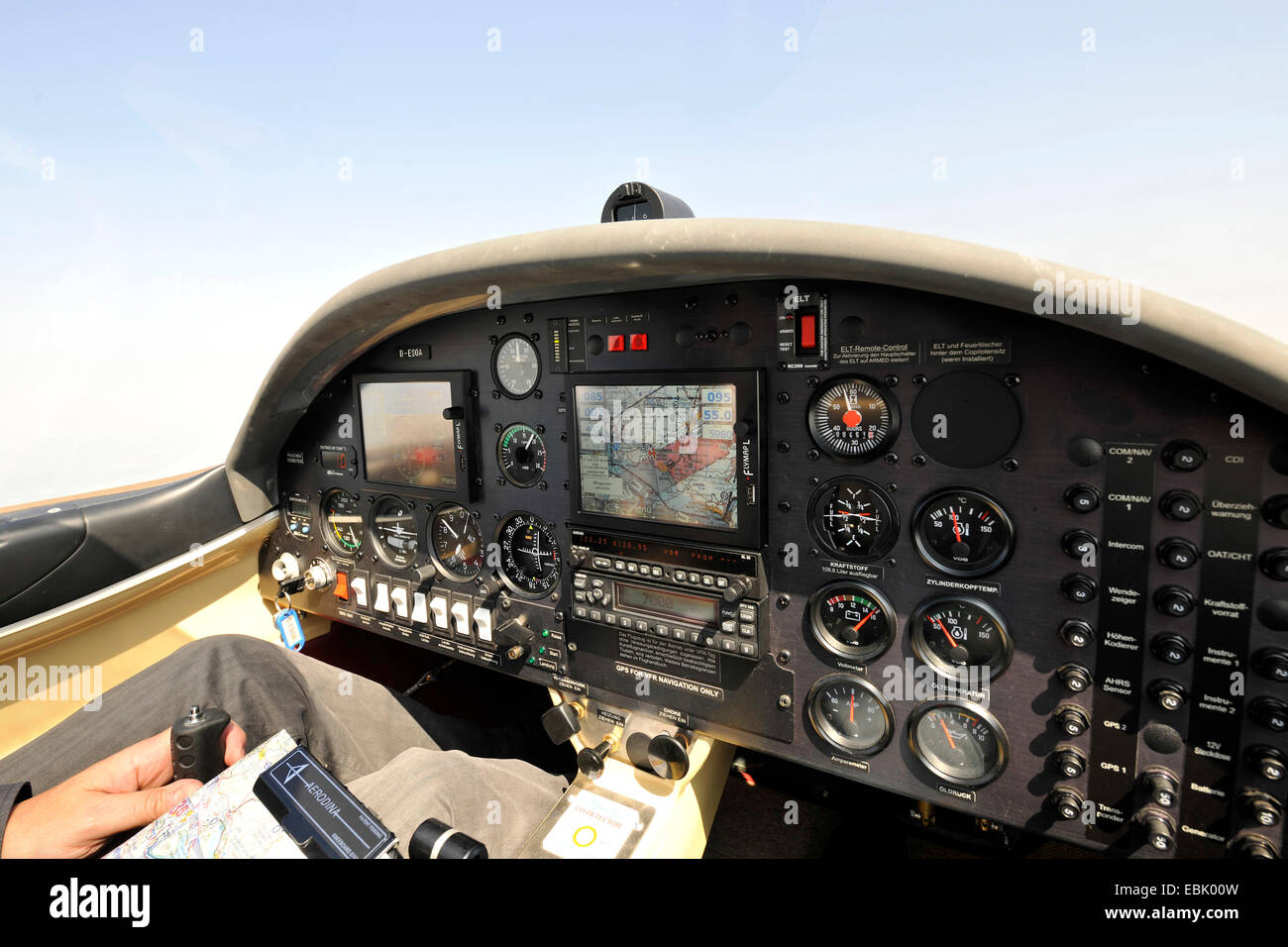 Vista sul pilota della spalla durante un volo con il piccolo aereo D-ESOA Aquila A210 A01, orientamento da strumenti e mappa, Germania Foto Stock