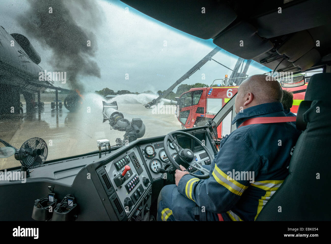 I vigili del fuoco in cabina del motore fire all aeroporto training facility Foto Stock