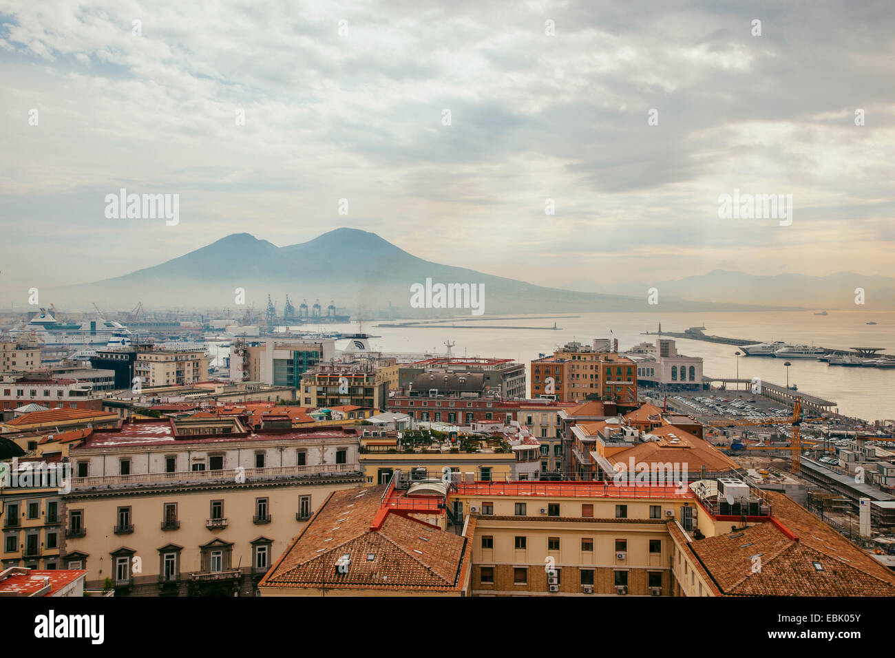 Vista del Monte Vesuvio su Napoli, Italia Foto Stock