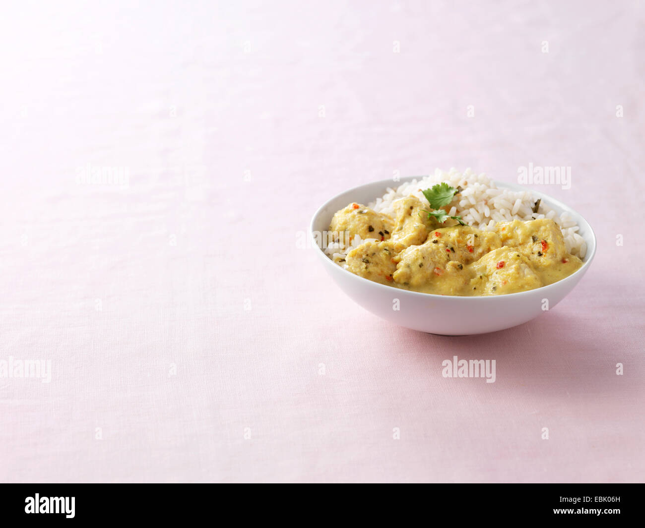 Ciotola di Pollo al limone e albicocca curry con riso al vapore Foto Stock