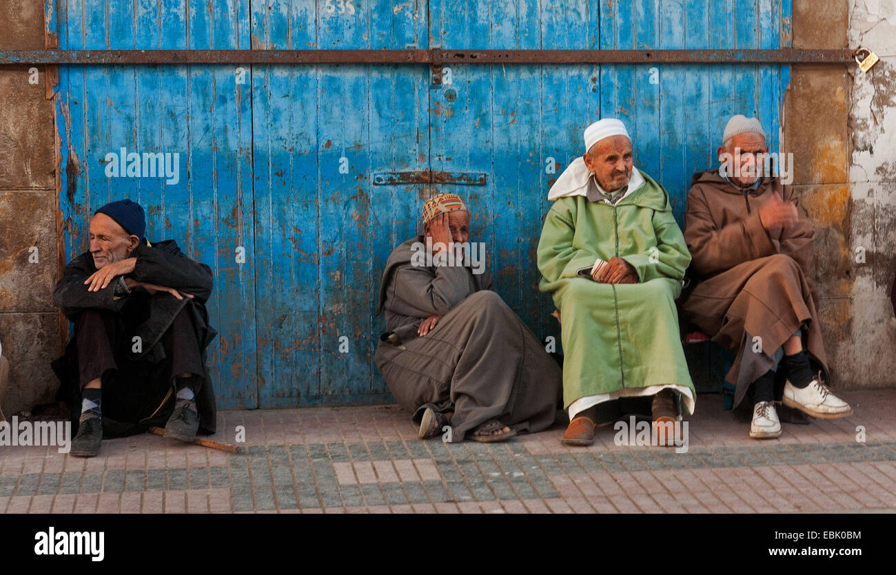 Gli uomini anziani in appoggio in una strada, Marocco Essaouira Foto Stock