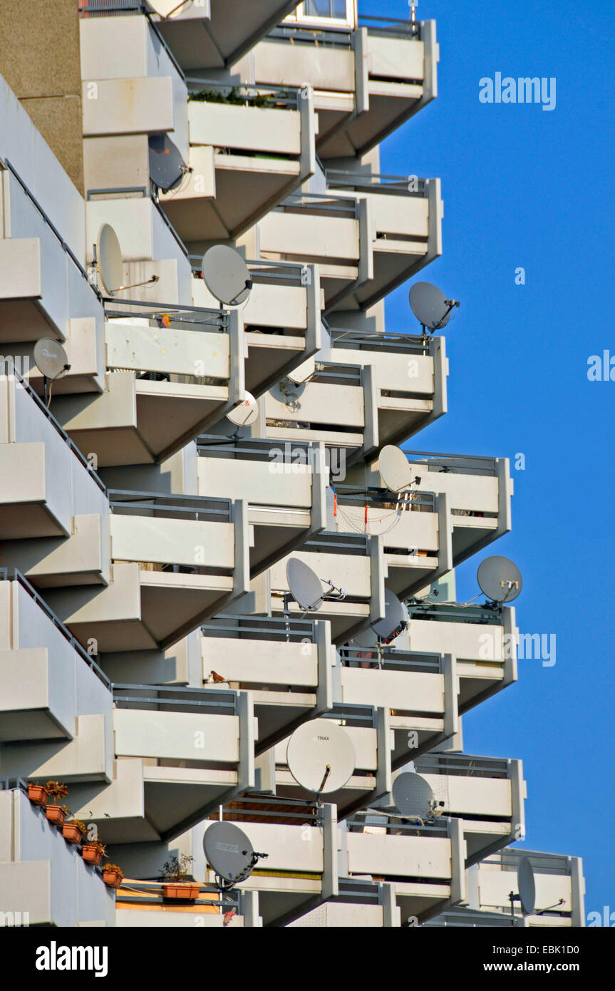 Torre residenziale con balconi e parabole satellitari, in Germania, in Renania settentrionale-Vestfalia, Chorweiler Foto Stock