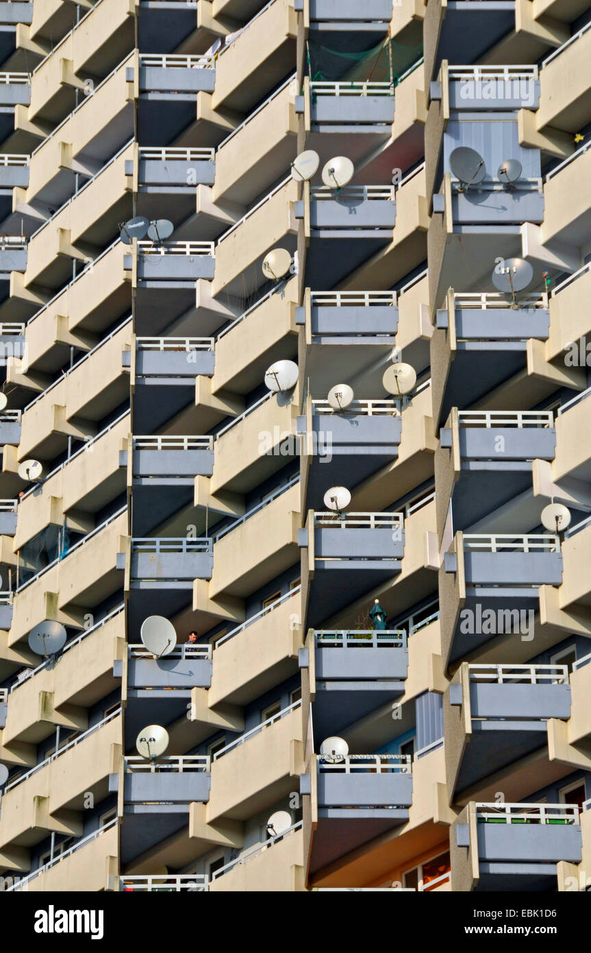 Torre residenziale con balconi e parabole satellitari, in Germania, in Renania settentrionale-Vestfalia, Chorweiler Foto Stock