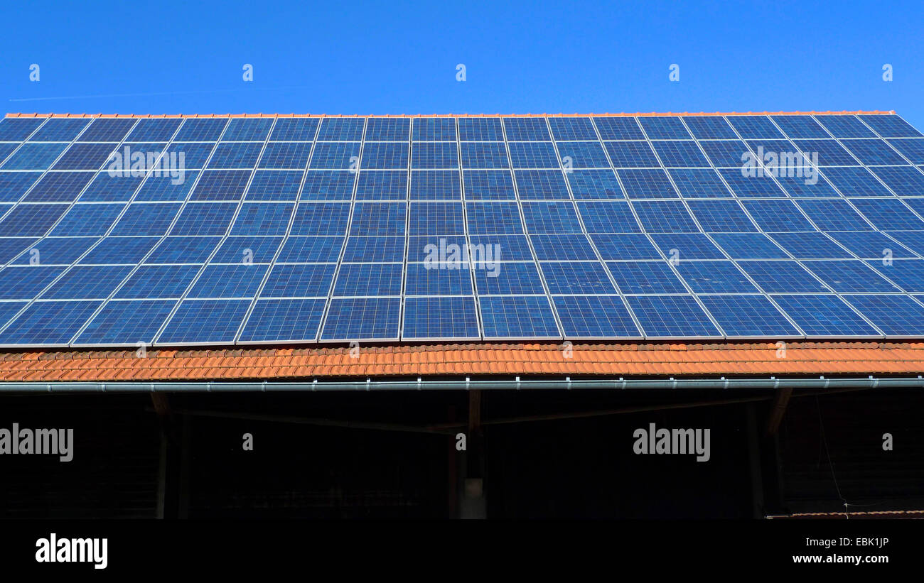 Tetto con pannelli solari, Germania Foto Stock