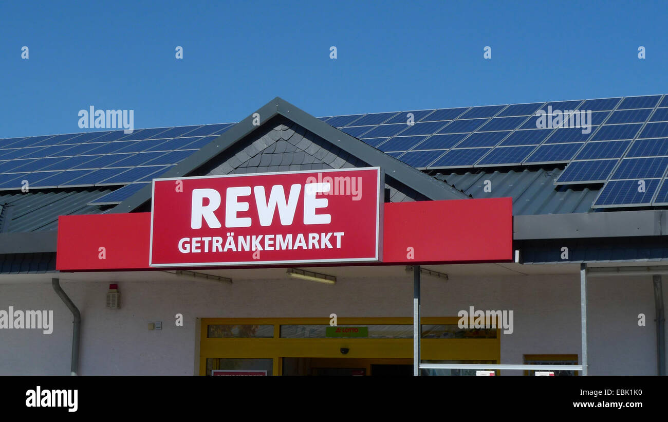 Targhetta del nome sopra l'entrata della bevanda negozio di una catena di supermercati, Germania Foto Stock